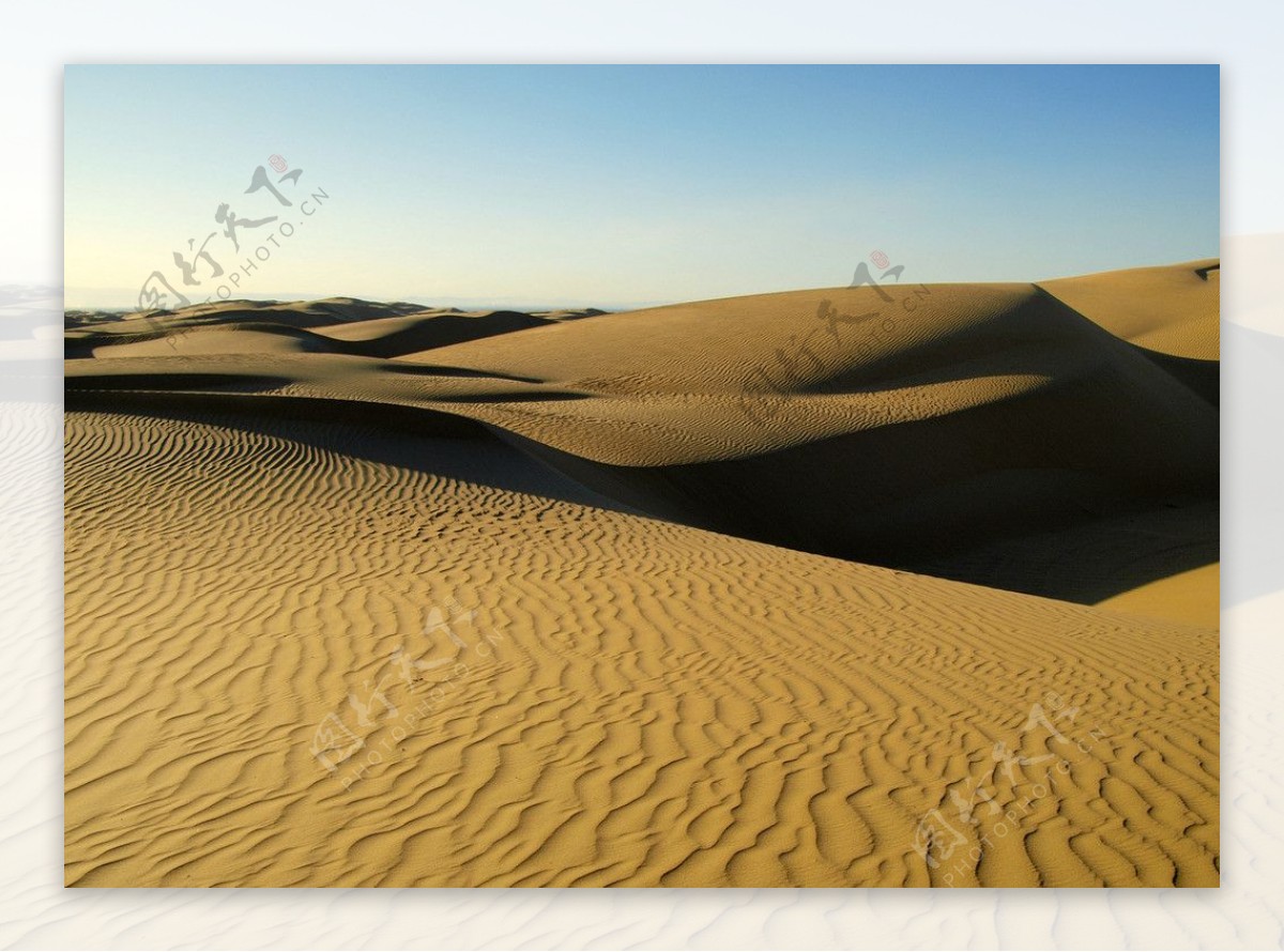 广阔壮观而又美丽安静的沙漠图片