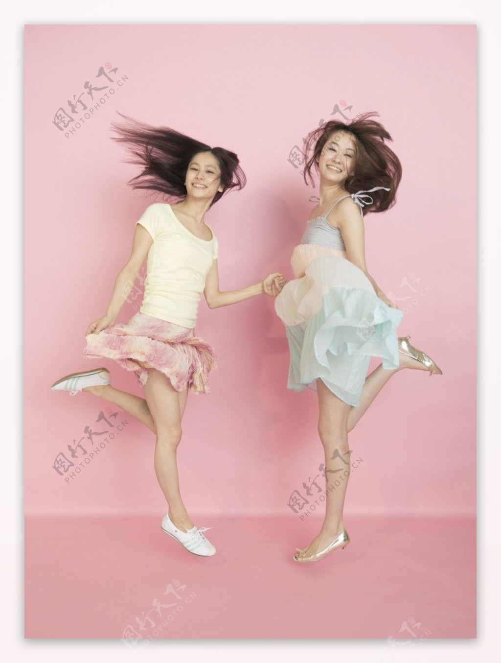 两个快乐跳跃的女大学生图片