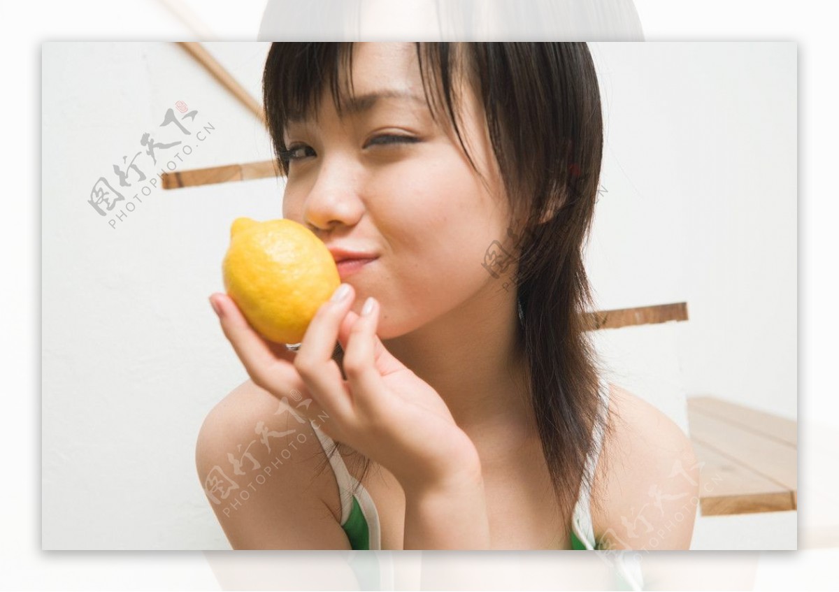 吃桔子的女孩图片