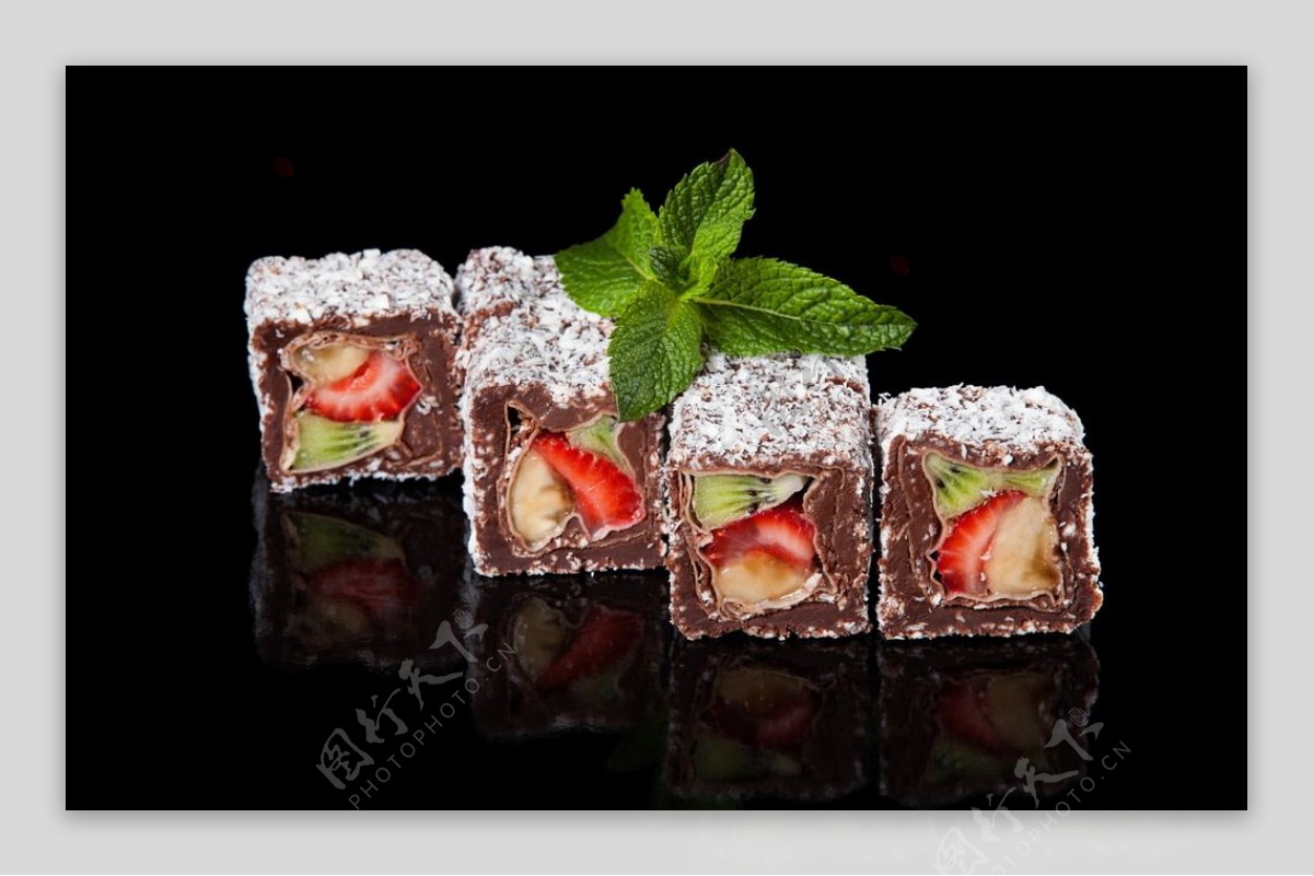 巧克力水果卷蛋糕卷图片