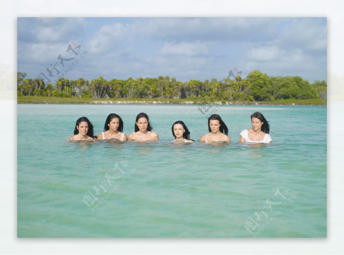 海边游泳只露头五个女人高清大图图片