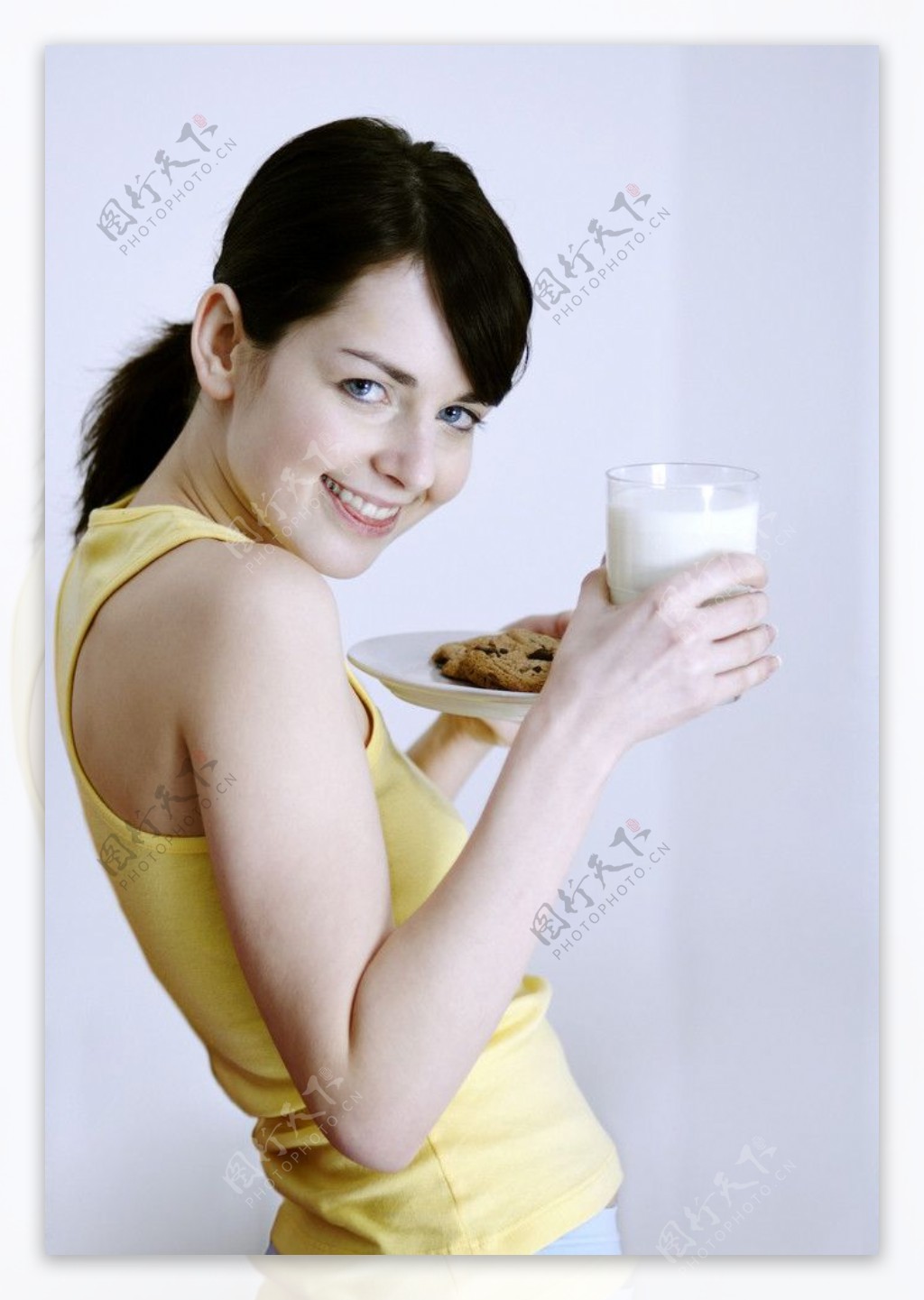 喝牛奶吃酥饼的漂亮性感美女图片
