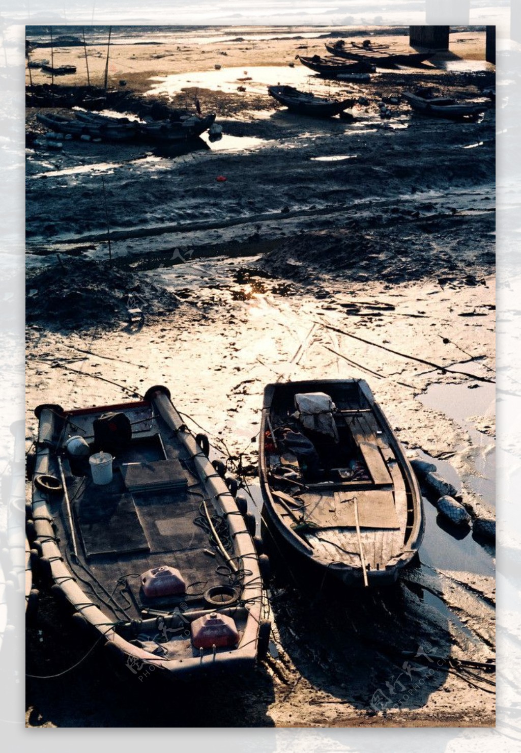 泥泽木船图片
