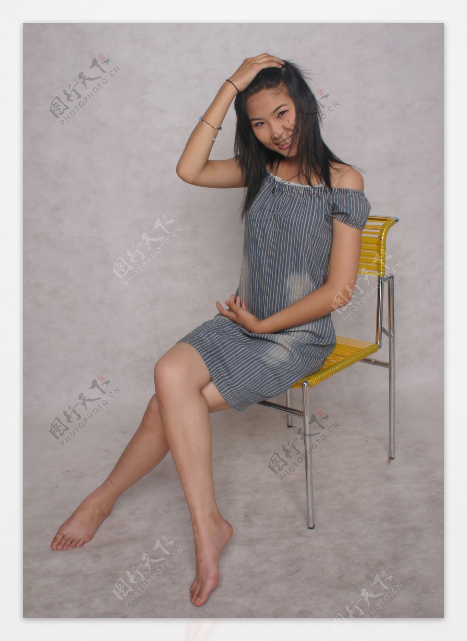 玉女纱裙美腿坐姿图片