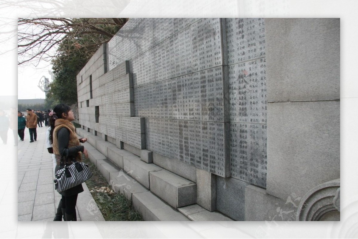 大屠杀纪念馆遇难者名单墙即哭墙前图片