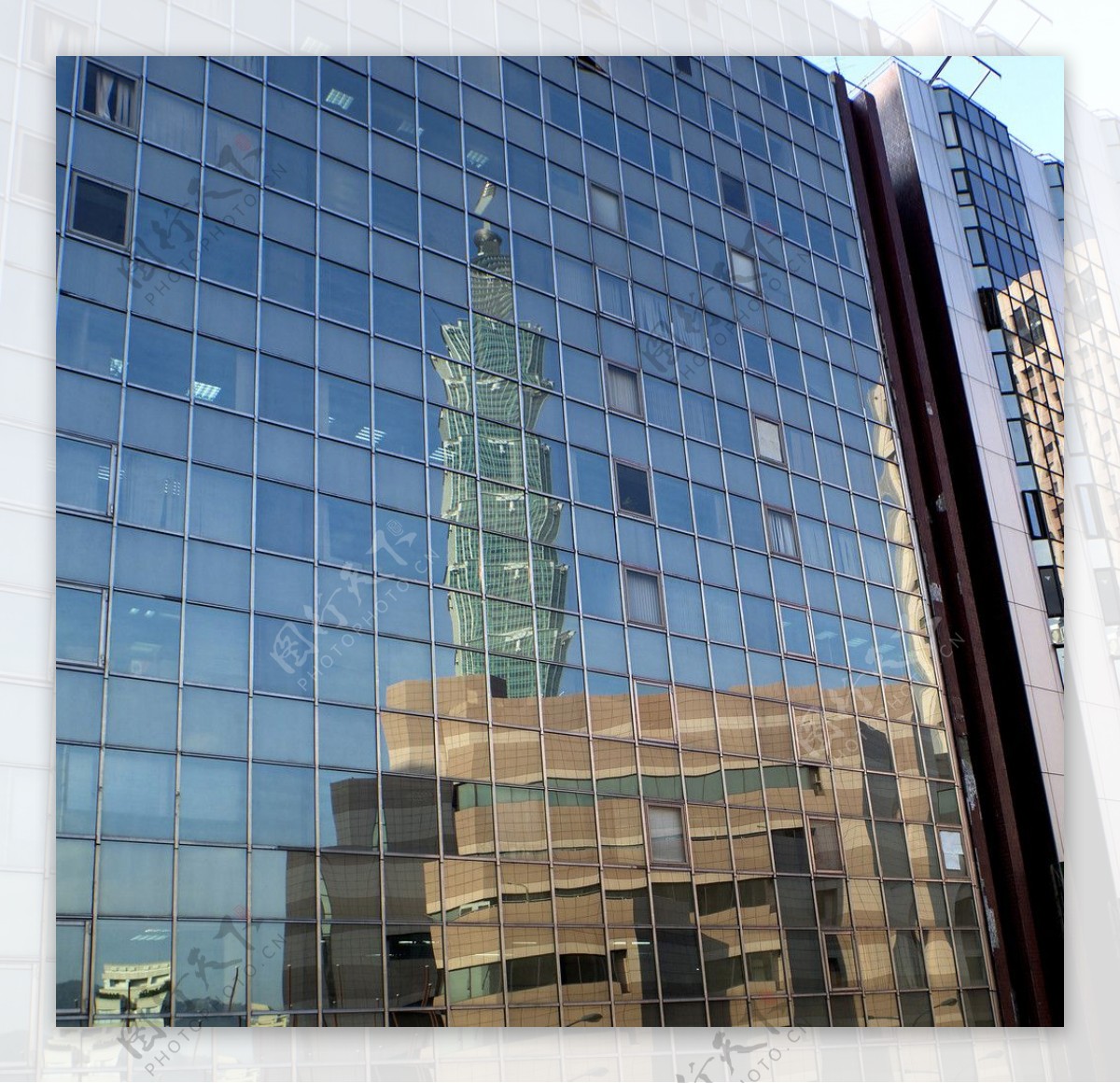 台北都市镜面玻璃101倒影折射图片