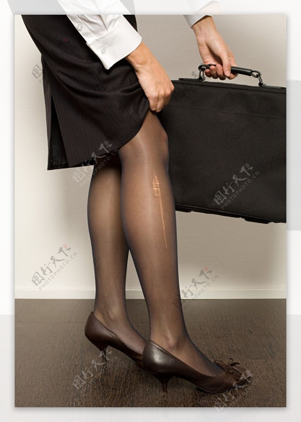 手提公文包看划破长袜的商务美女性感美腿图片