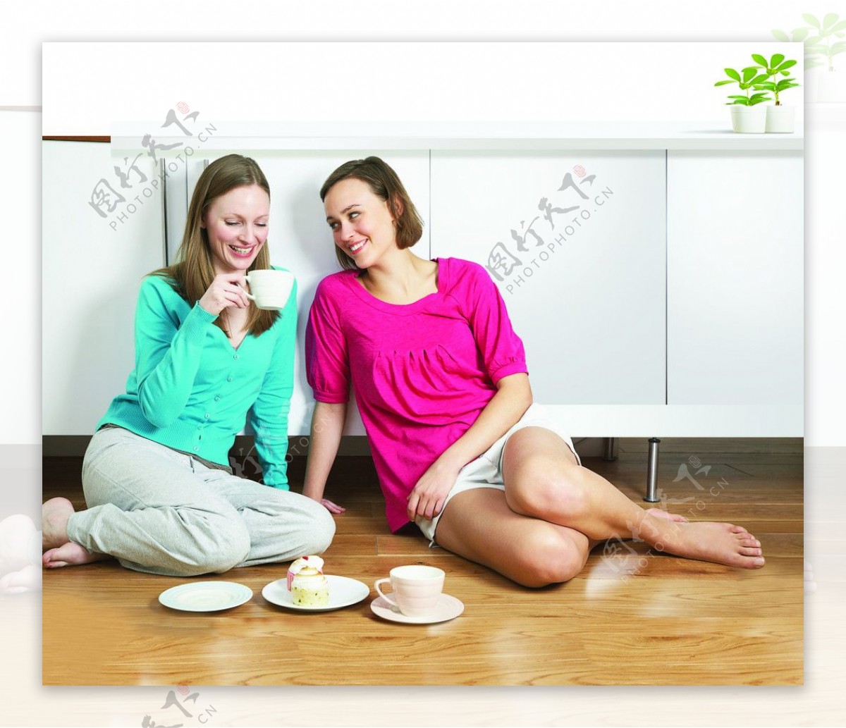 家庭主妇好朋友地板盆花喝茶友谊图片