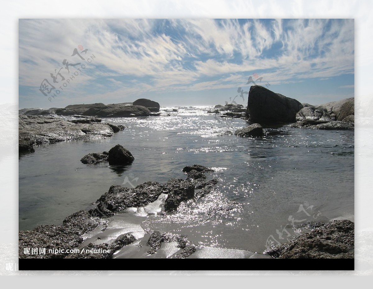 波光嶙石雲天图片
