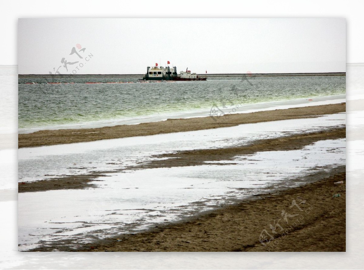 察尔汗盐湖上采盐船图片