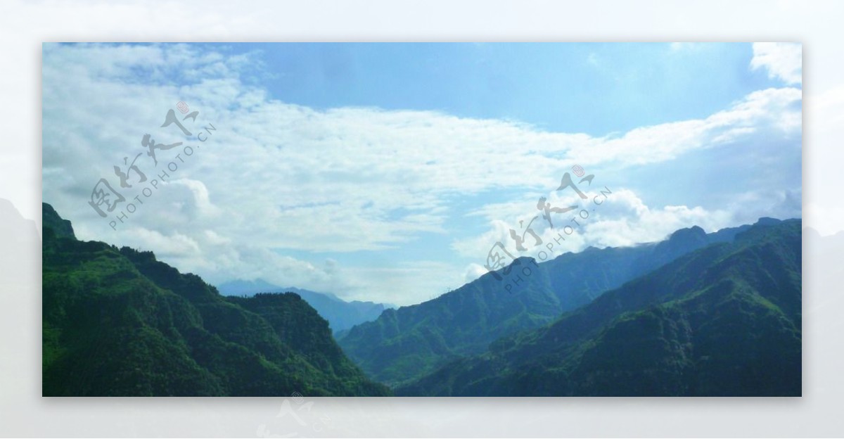 山峰白云图片