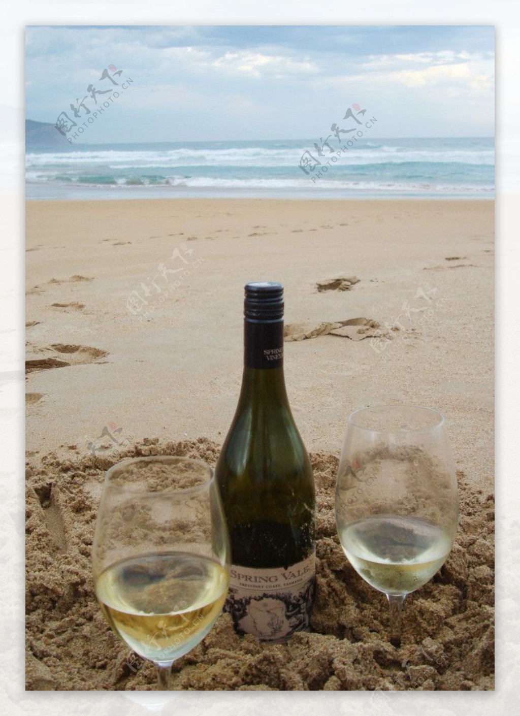 海滩上的香槟酒图片