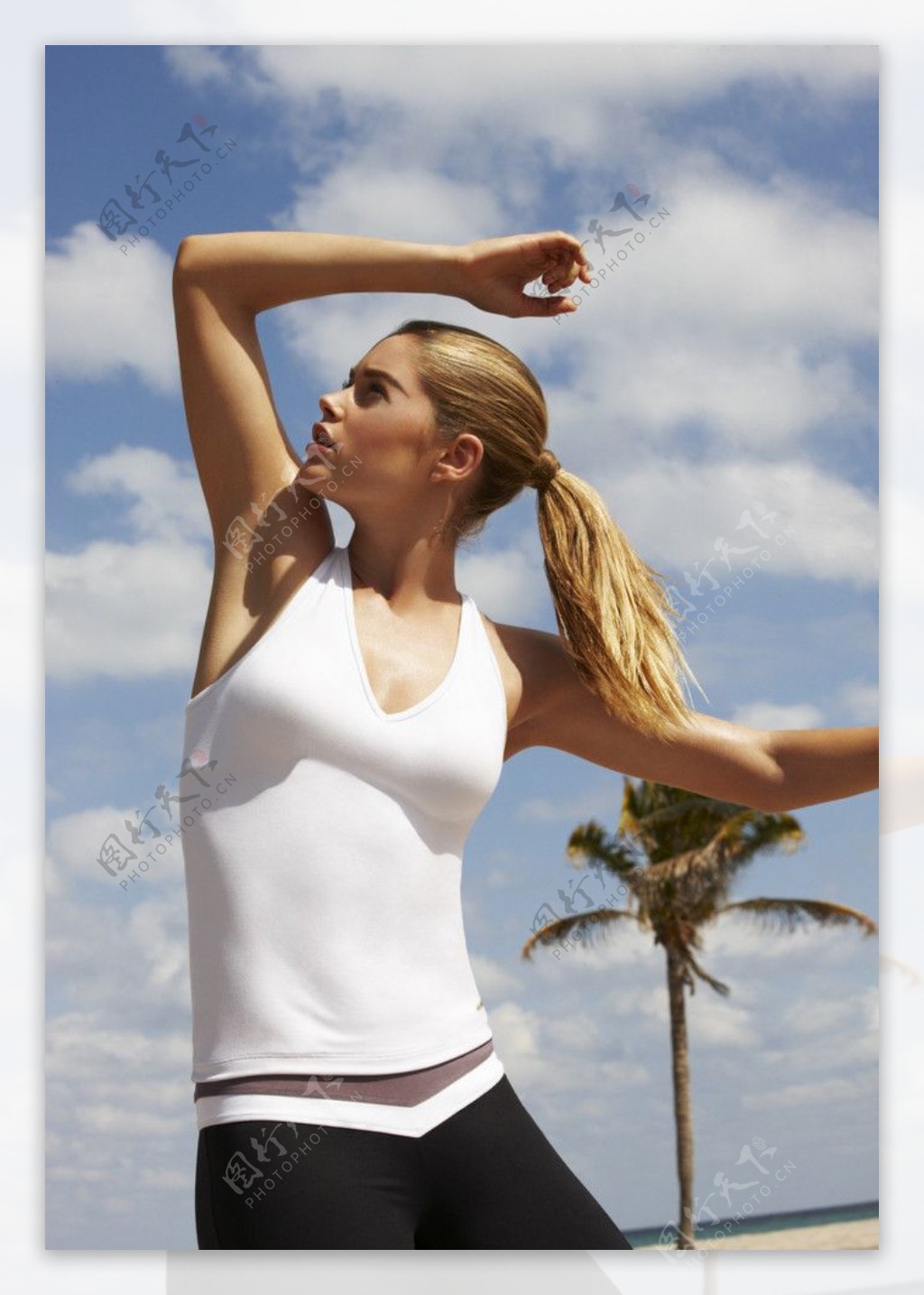 自然美女瑜伽运动健康女人休闲阳光图片