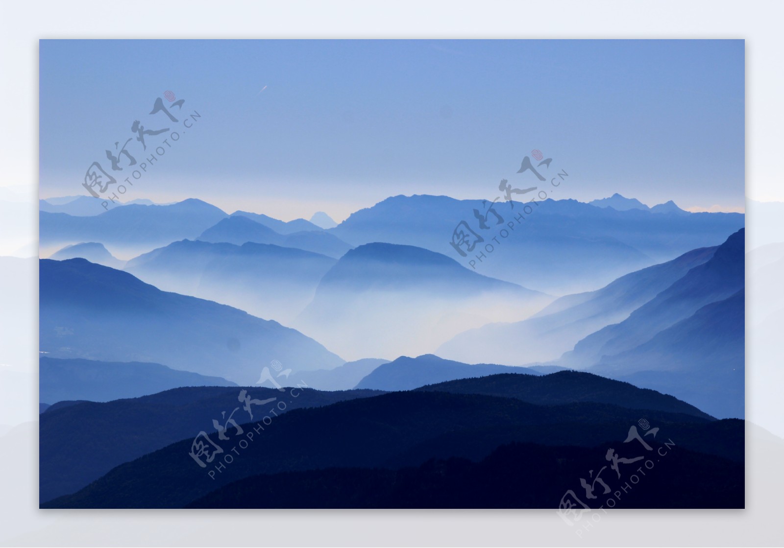 中国风蓝色山峰图片