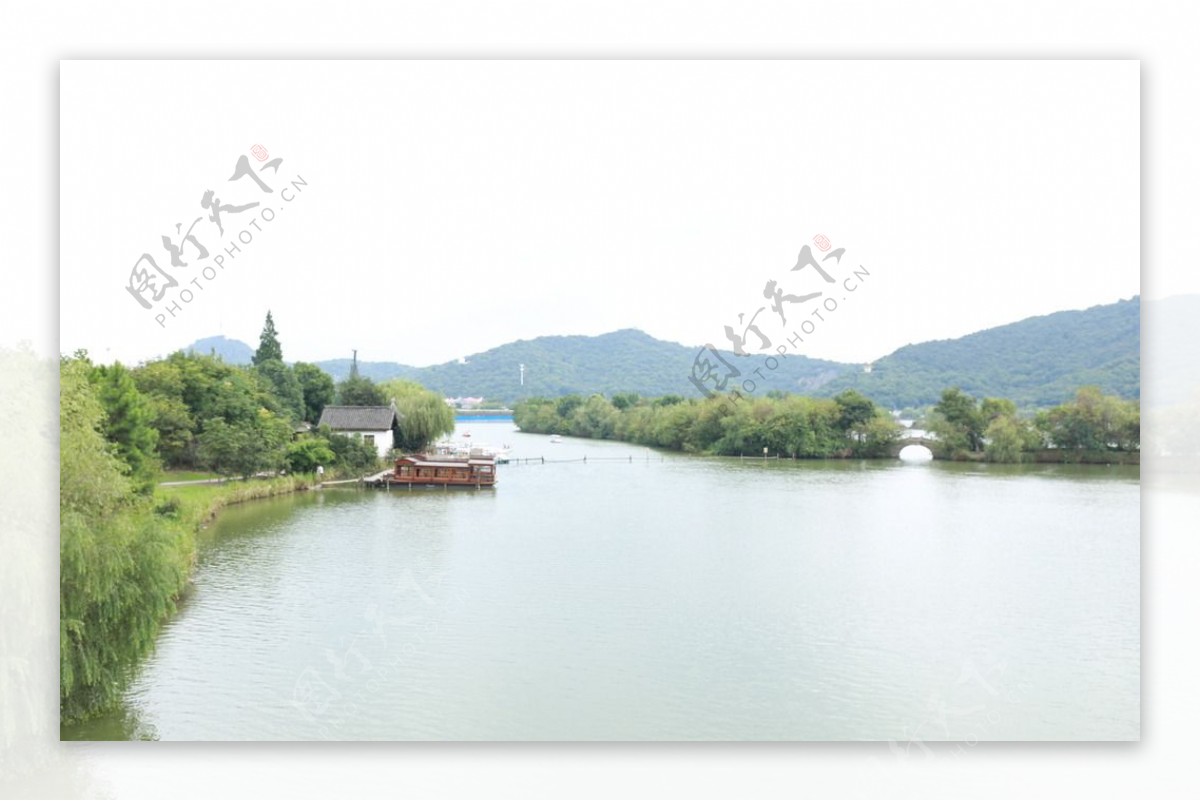 清新湖水图片