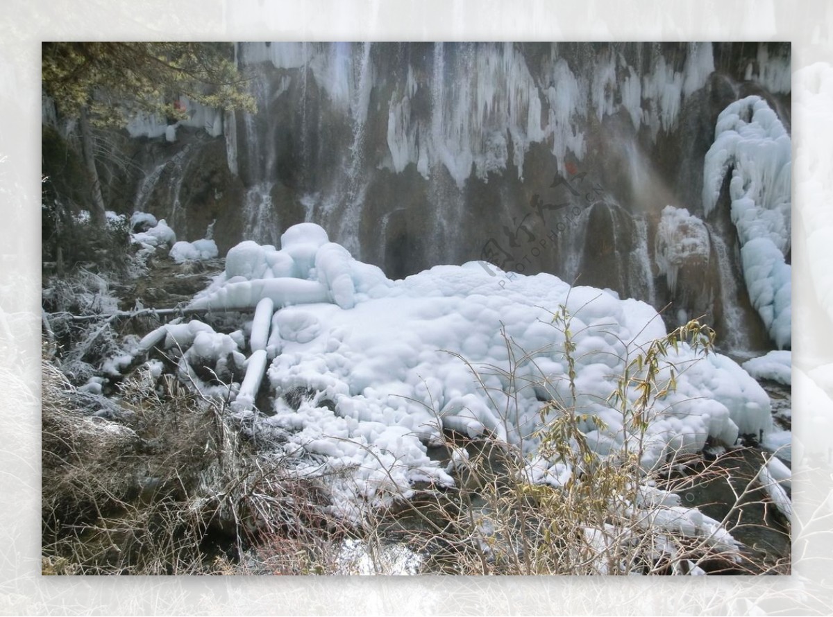结冰的瀑布图片