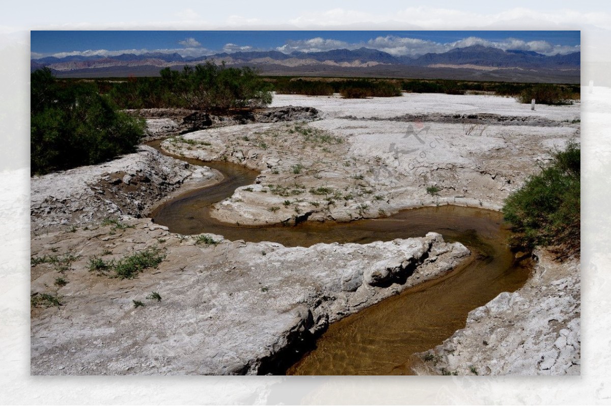 戈壁中的河流和盐碱地图片