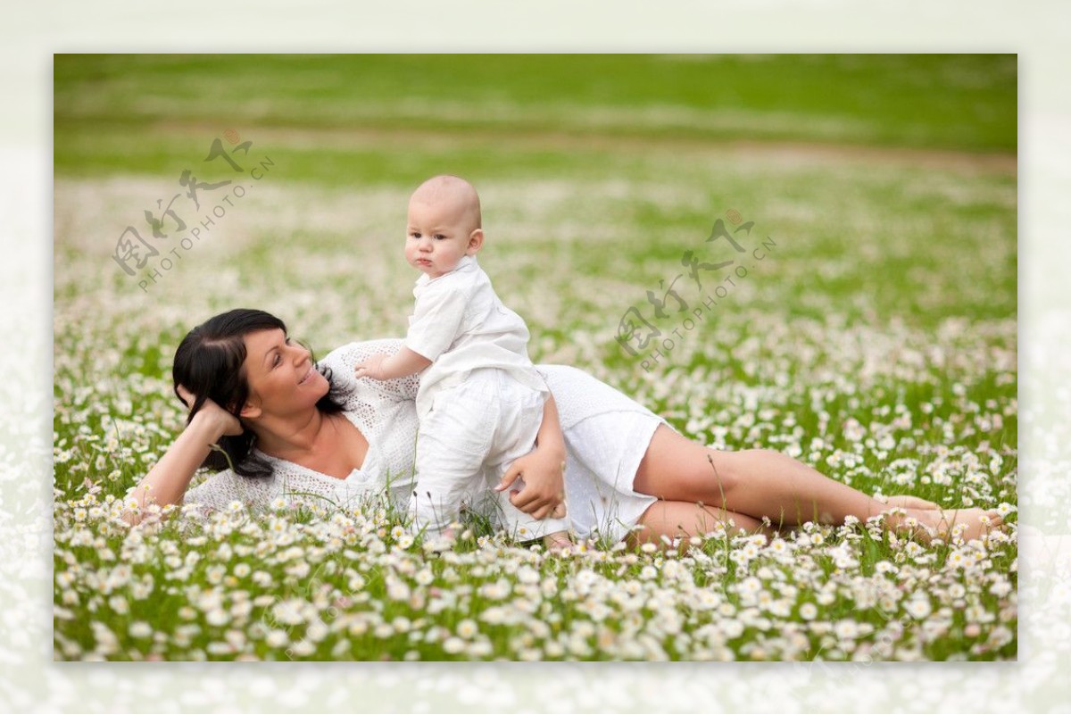 花丛中的母子图片