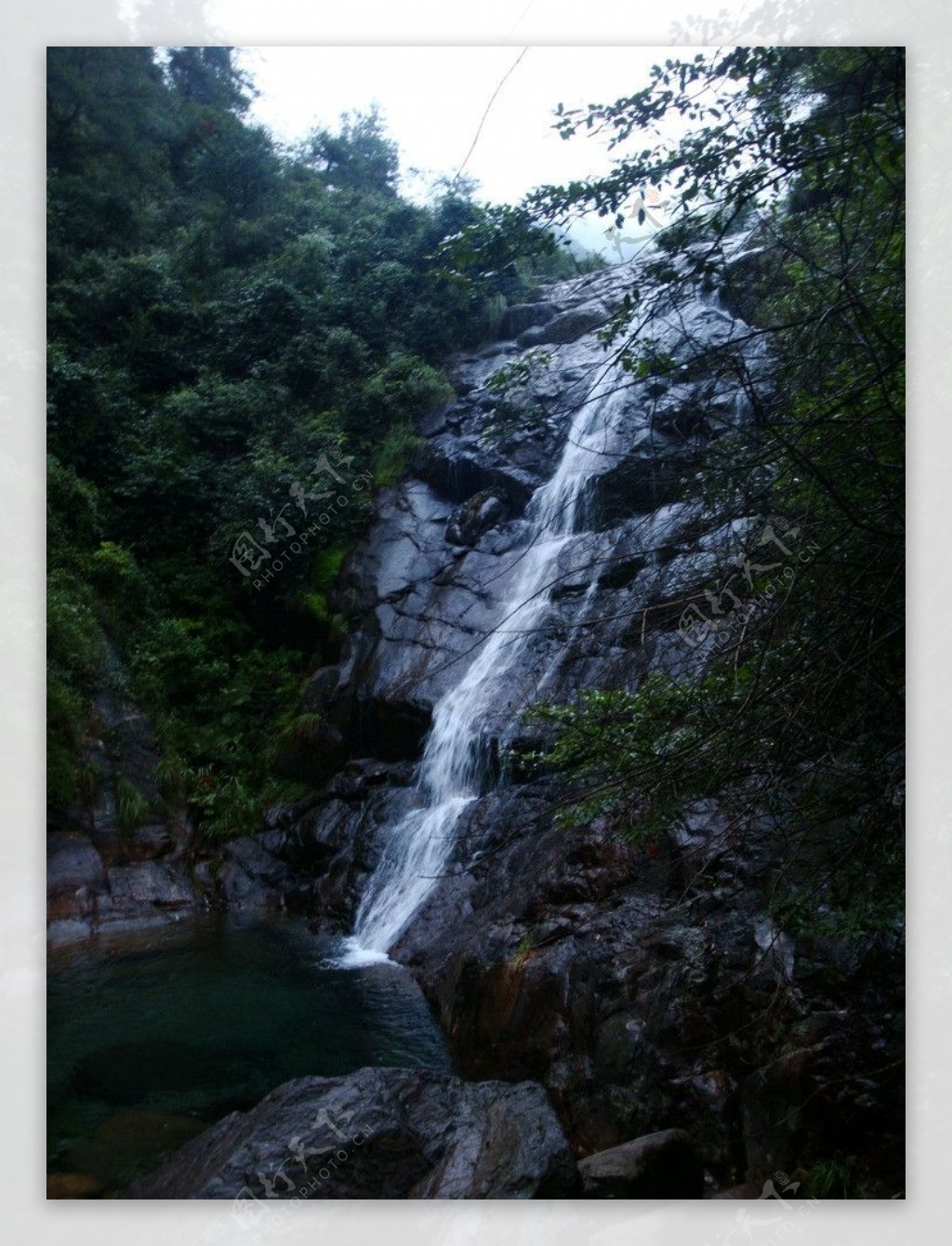 山泉瀑布图片