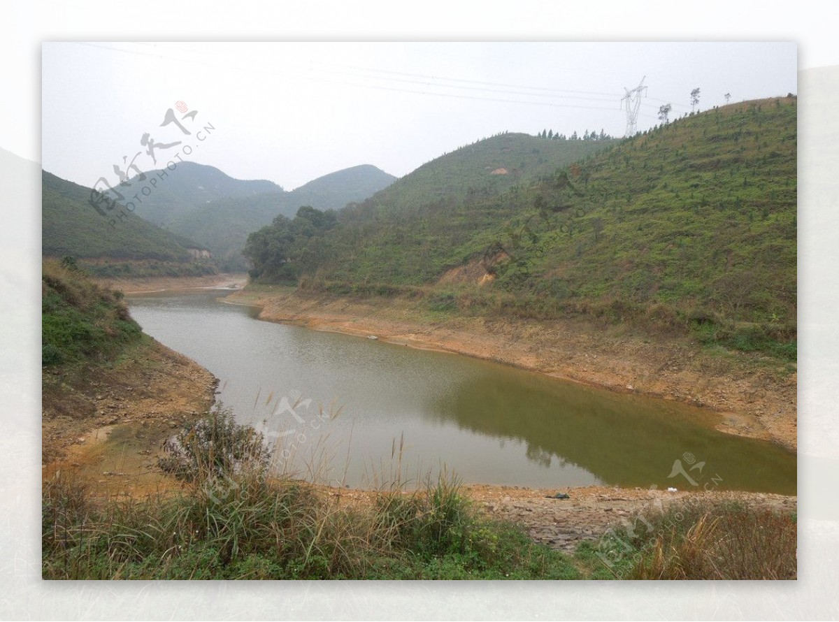 湖水山峰图片