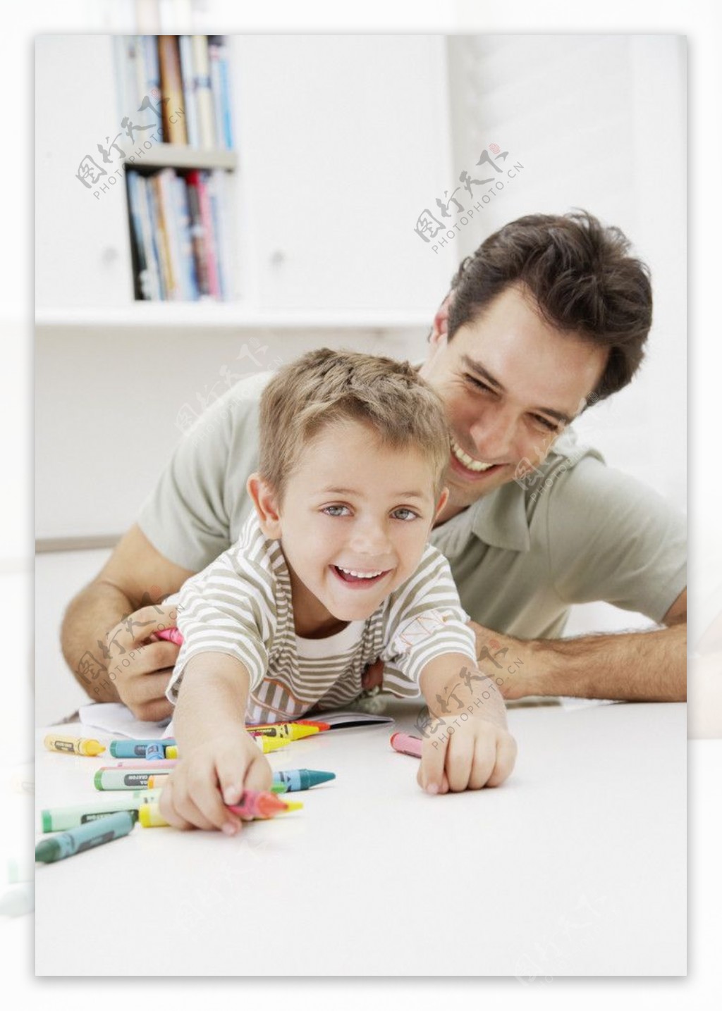 爸爸和孩子画画图片