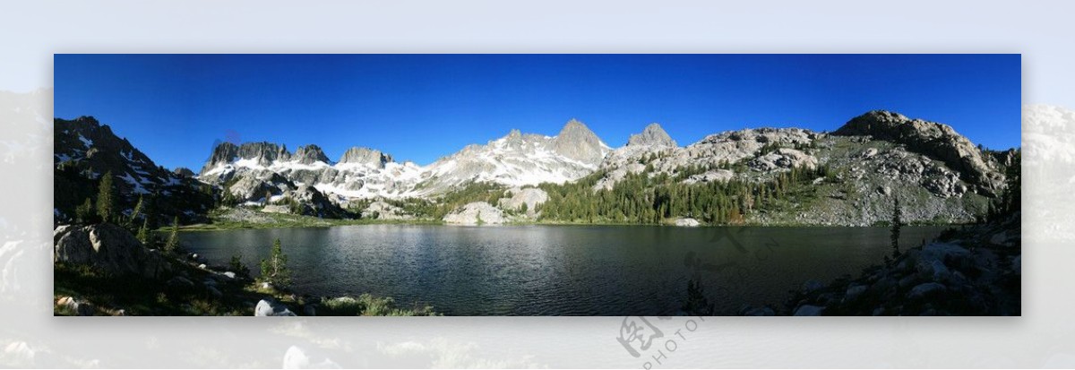 全景宽幅高山湖泊图片