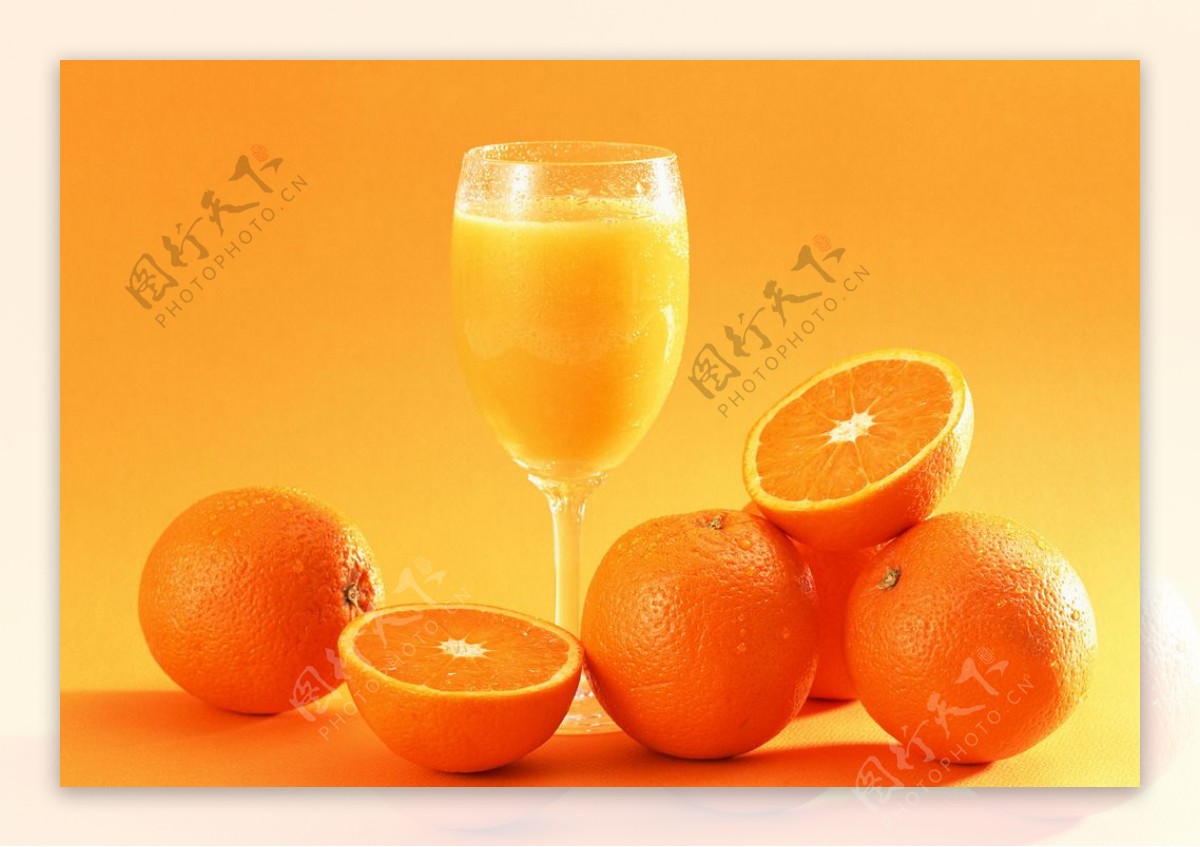 橙子和高脚杯橙汁图片