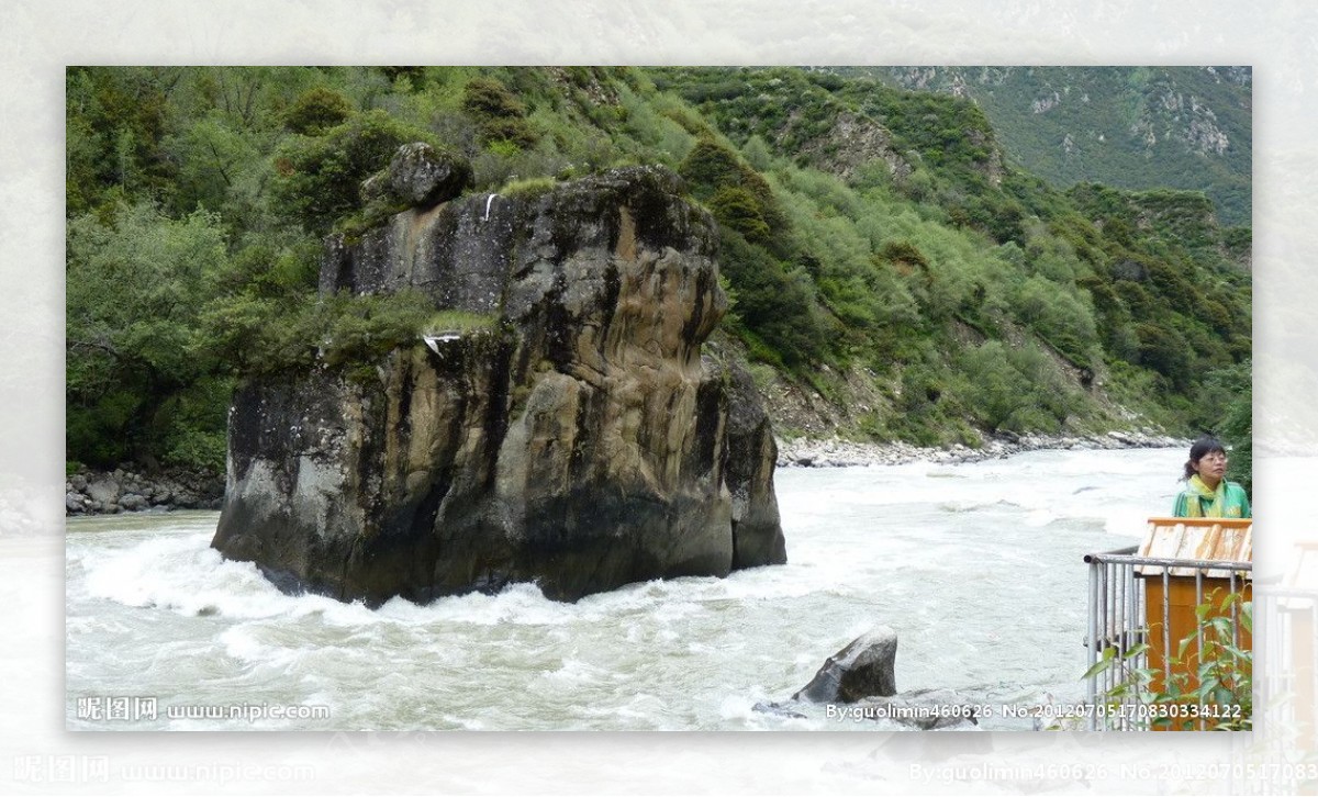 西藏尼洋河中流砥柱图片