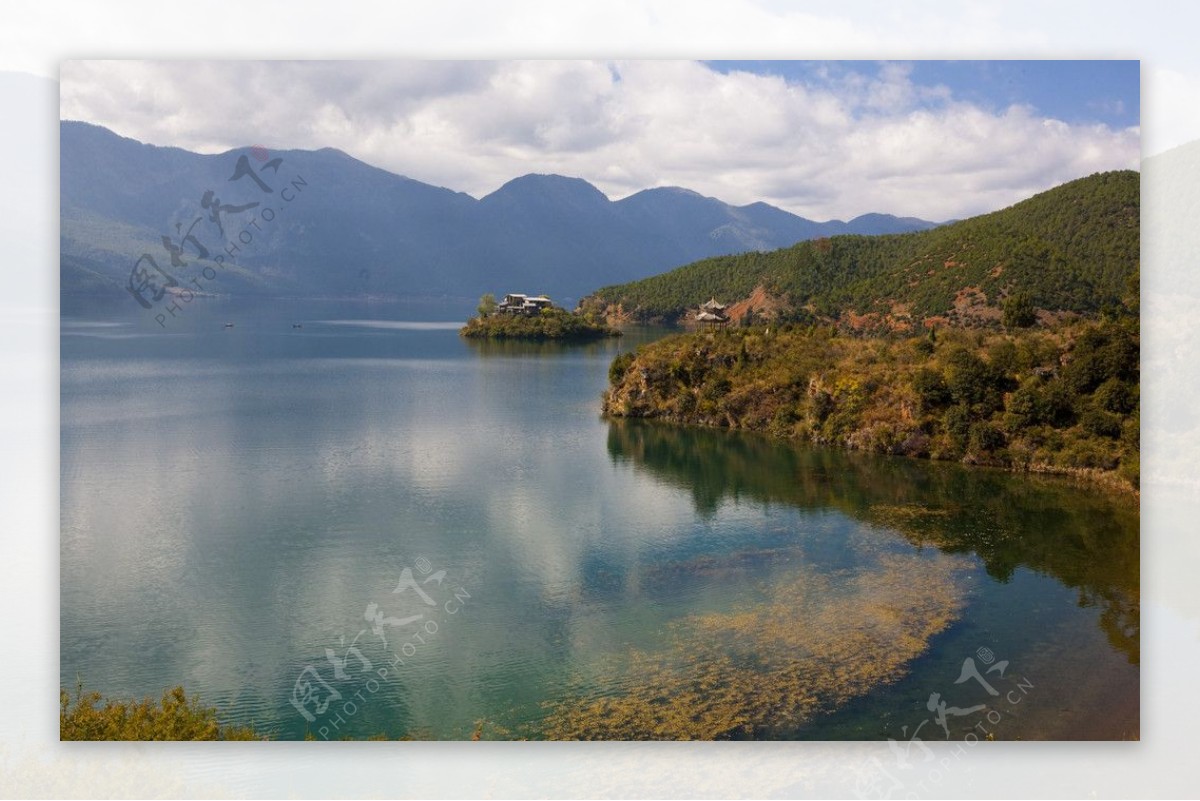 泸沽湖纯净的湖水迷人的风景图片