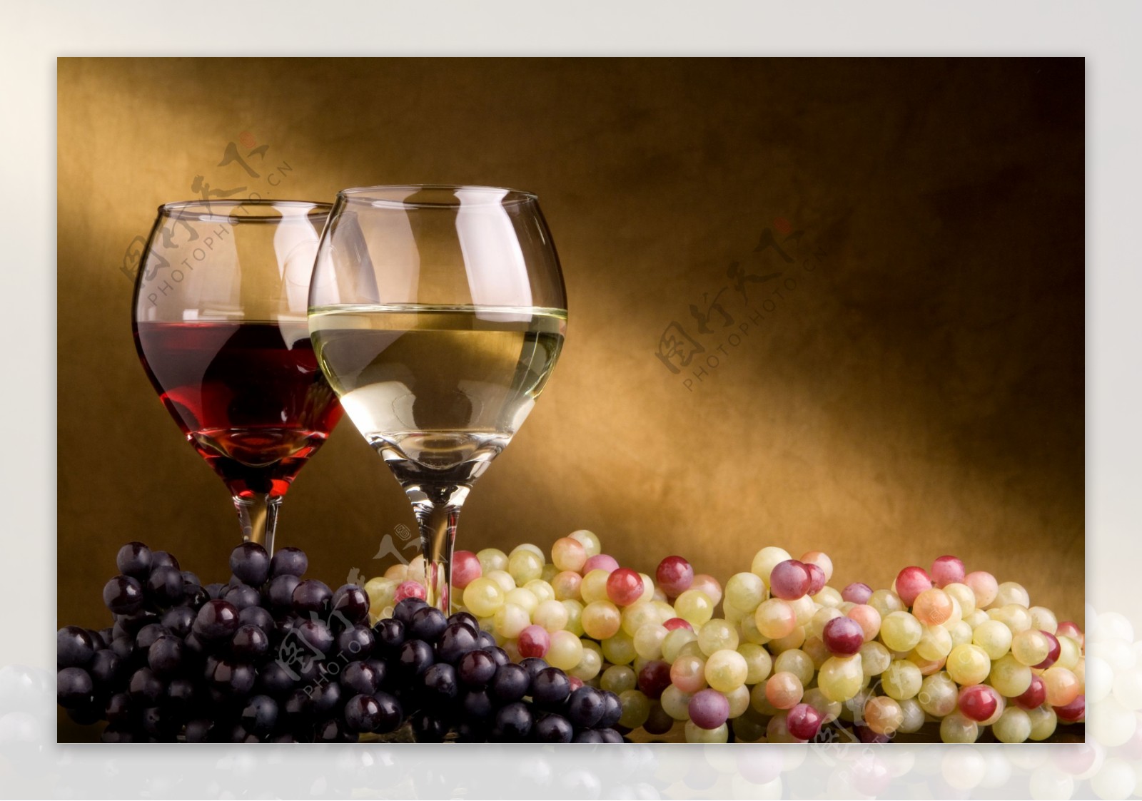 光线照射下的葡萄和红酒杯图片