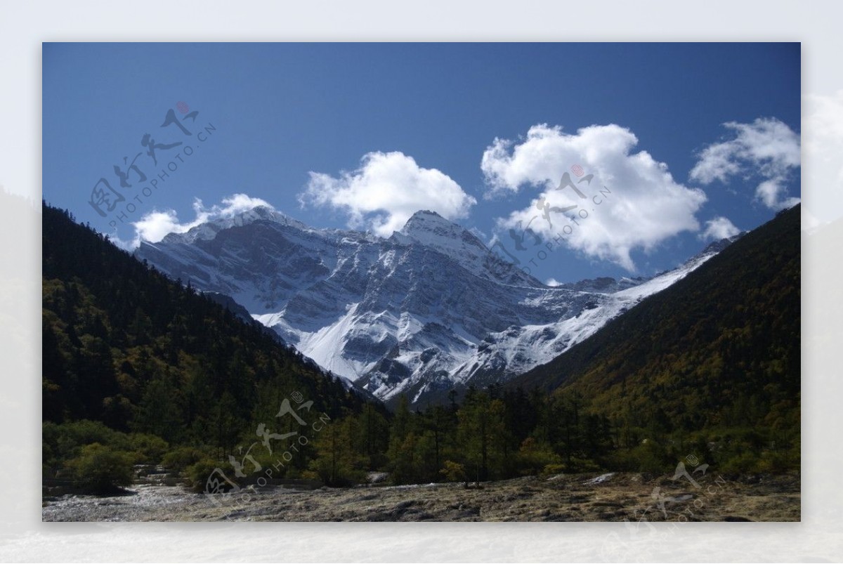 从黄龙拍岷山主峰雪宝鼎图片