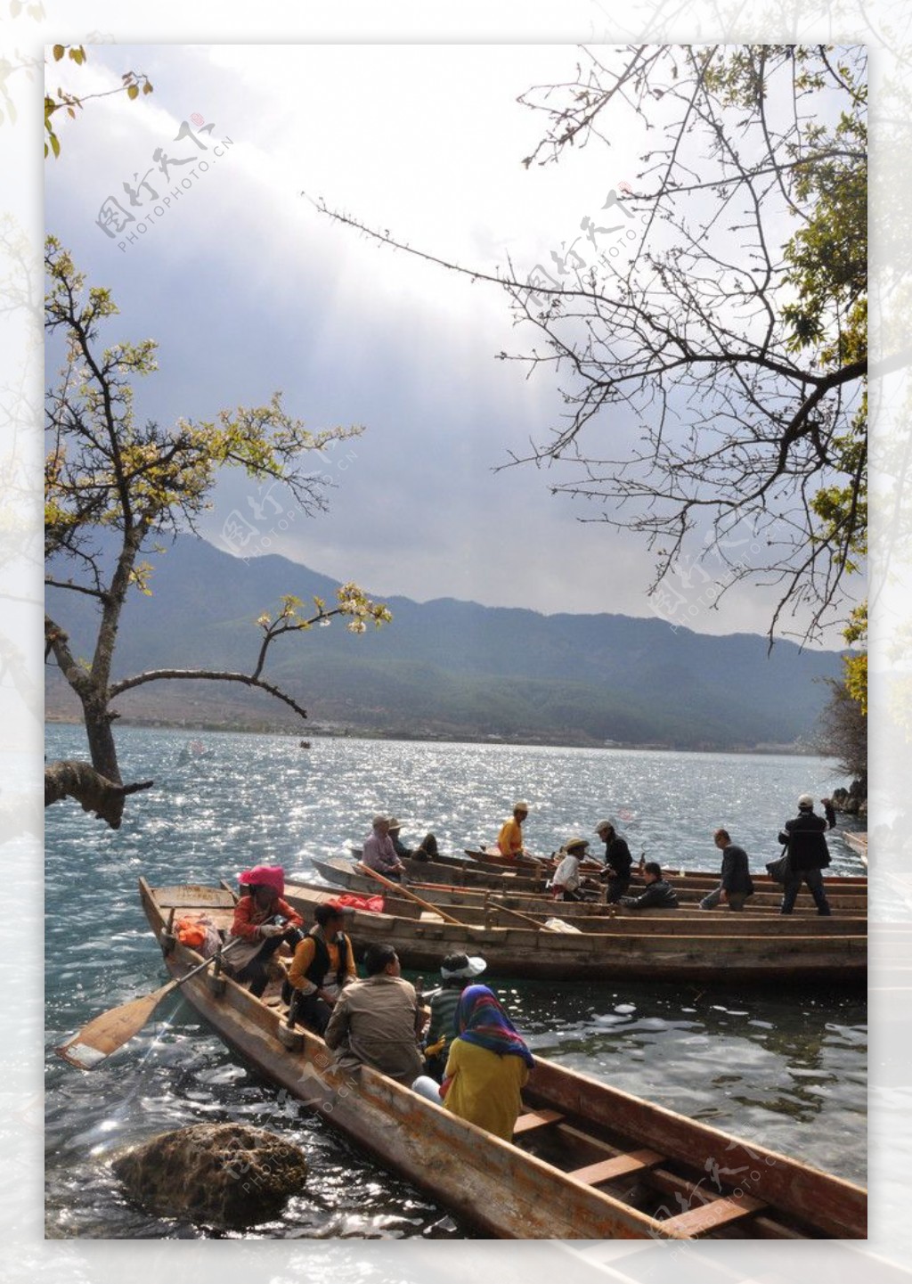 泸沽湖划船图片
