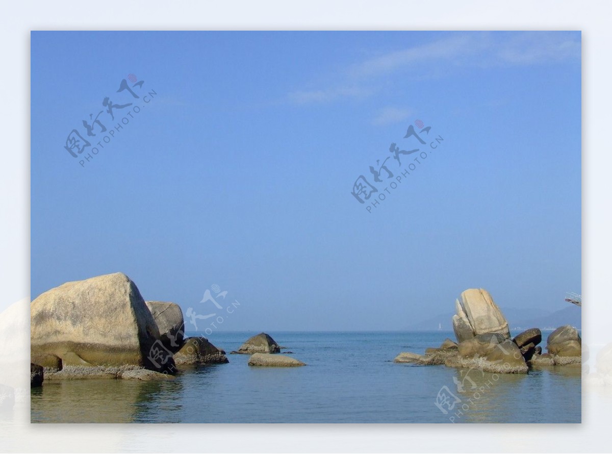 海边岩石蓝天图片