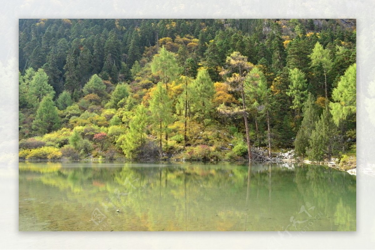青山绿湖湖水山水图片