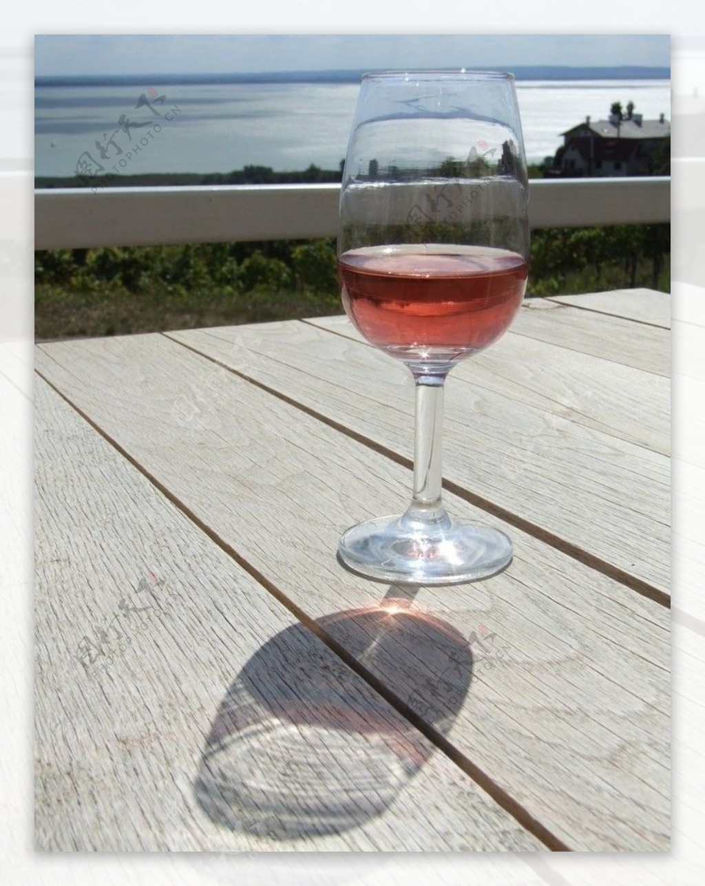 一杯桃红葡萄酒图片