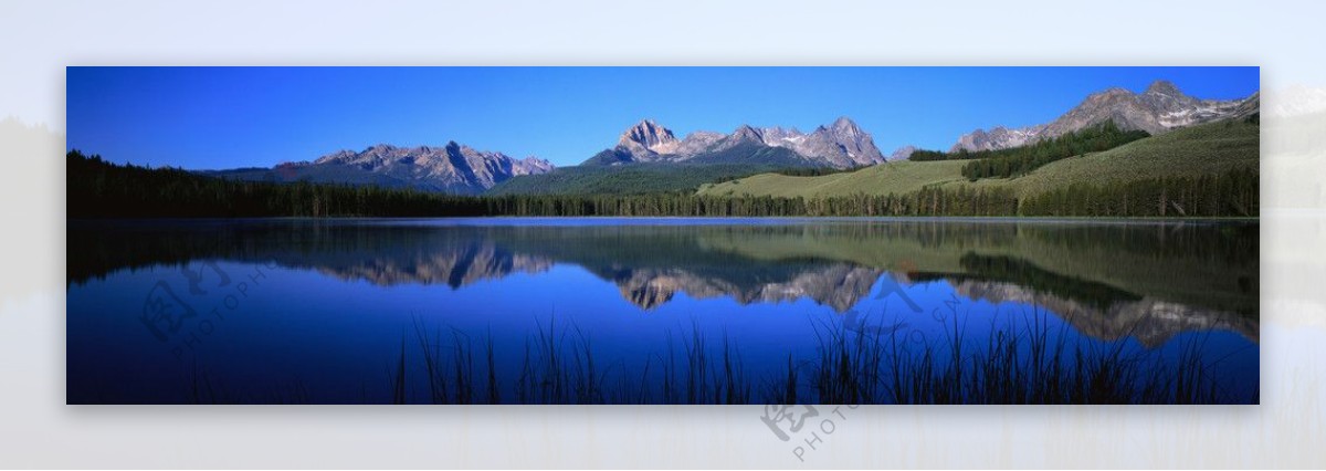山脉湖水图片