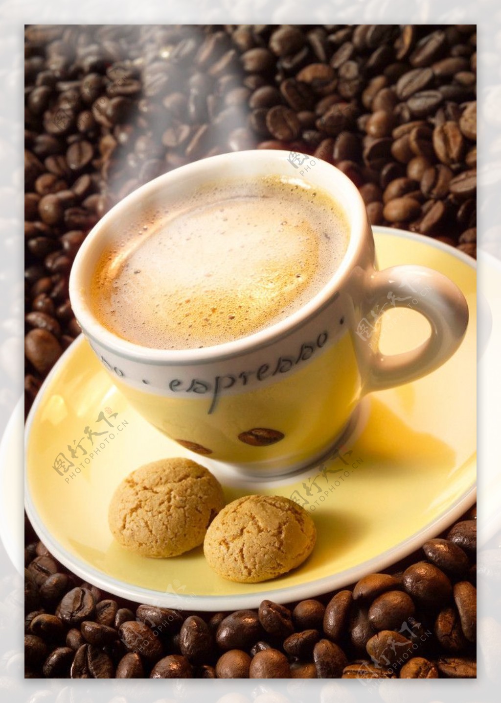 一杯热腾腾的咖啡和咖啡豆图片
