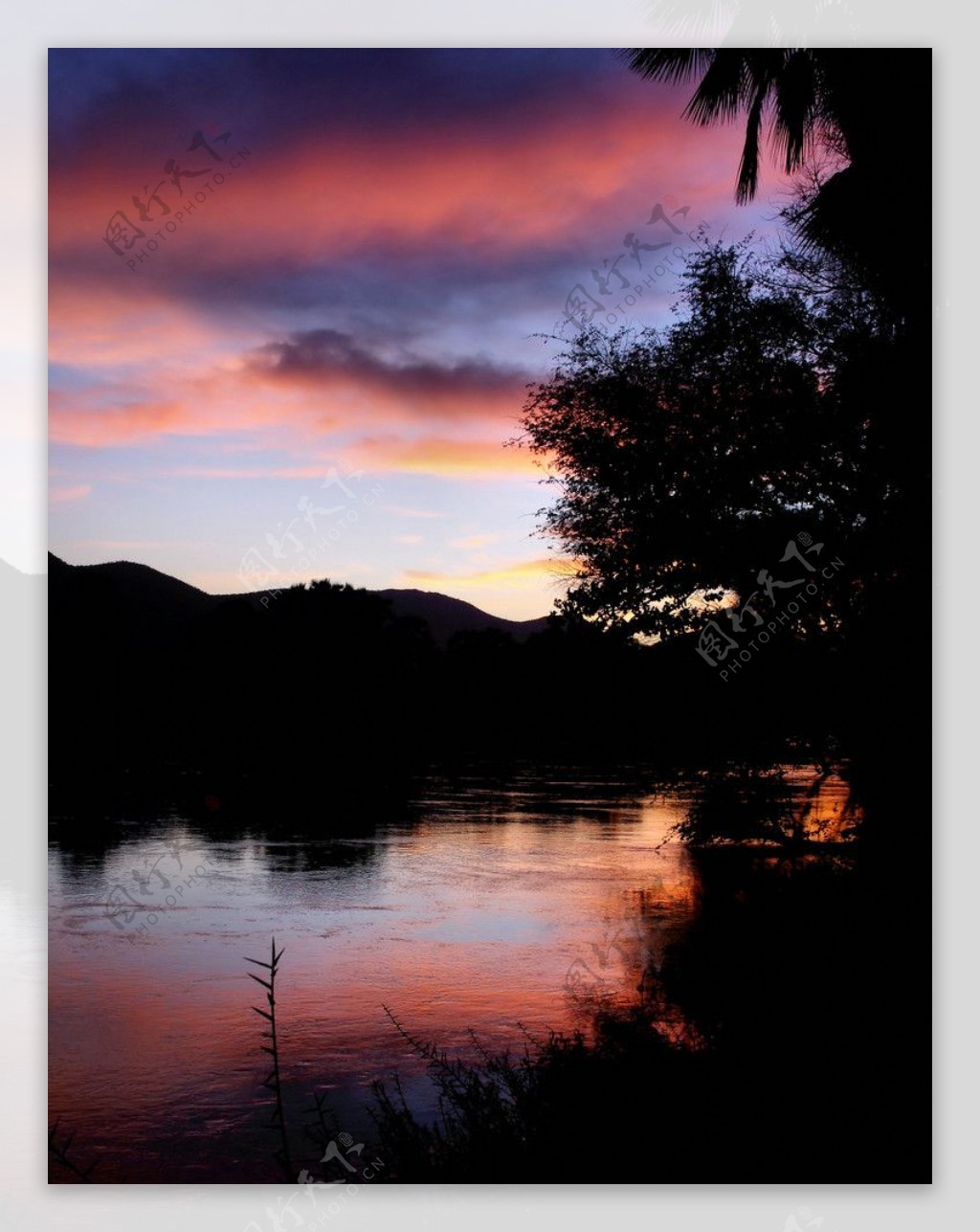 夕阳远山湖面树影倒影图片