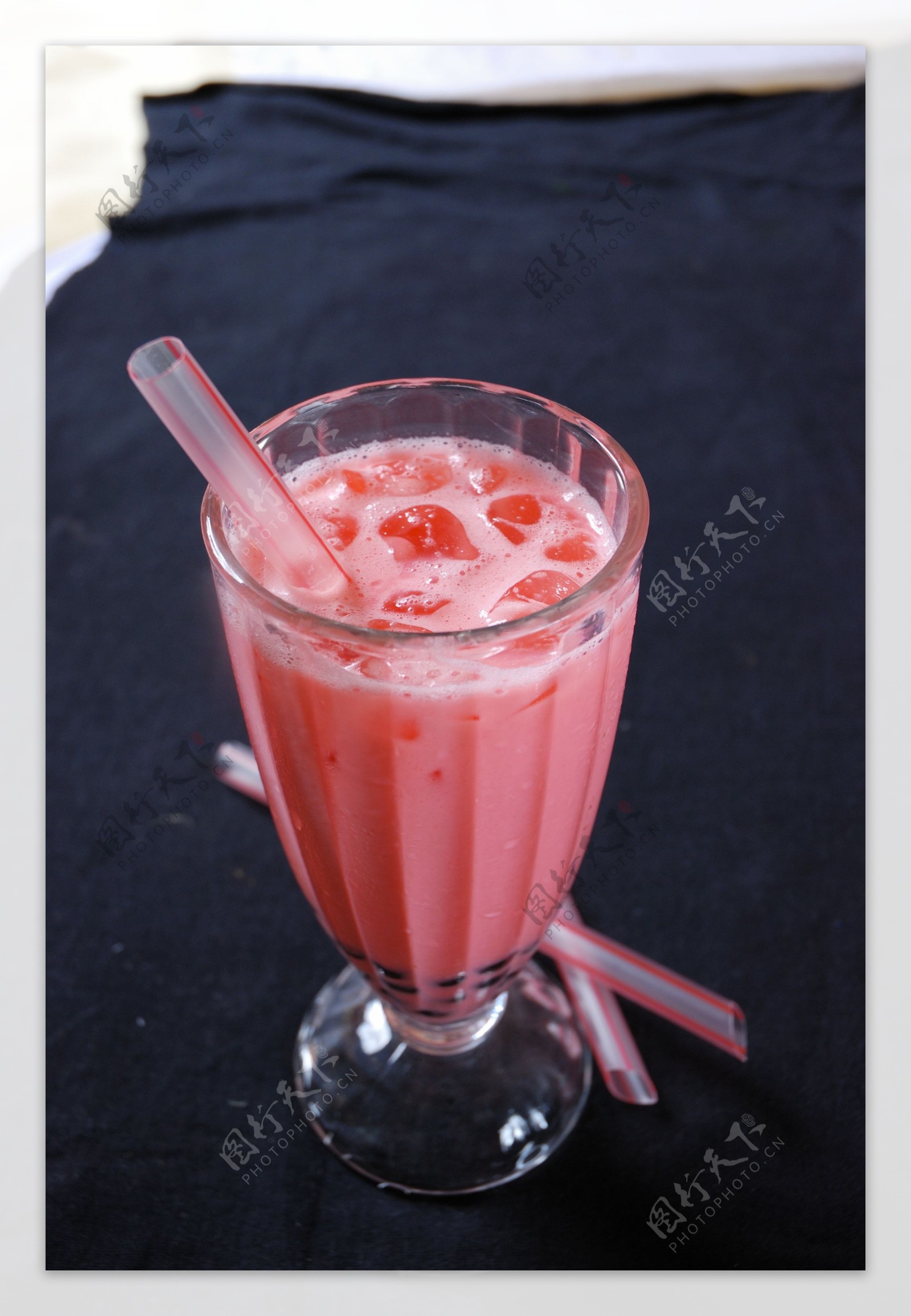珍珠草莓奶茶图片