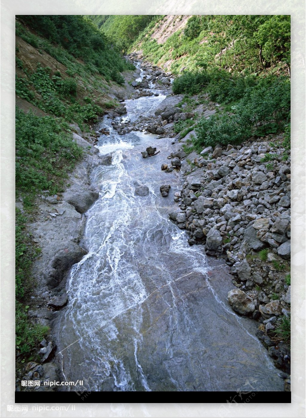 山间溪流图片