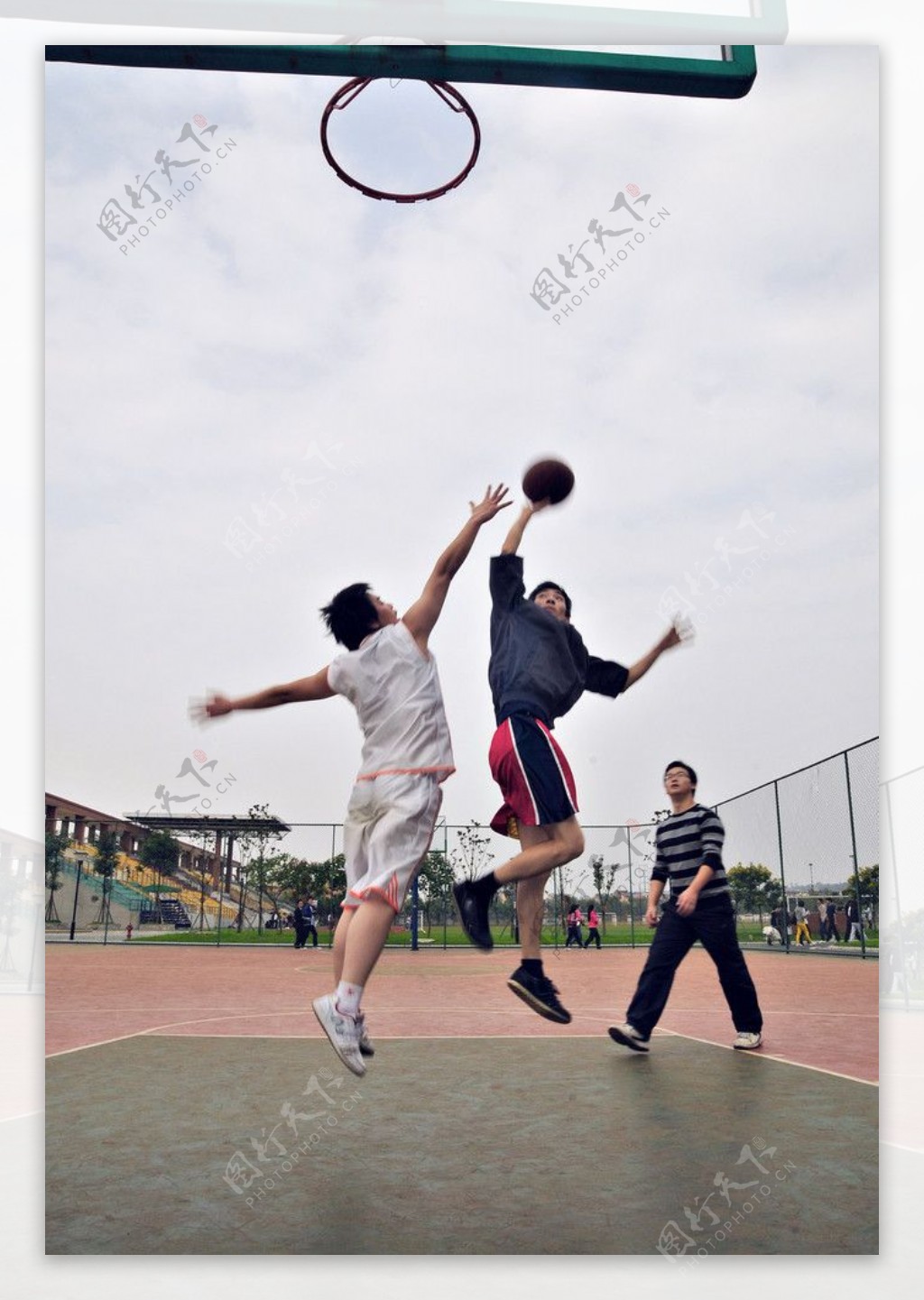 打篮球的学生图片