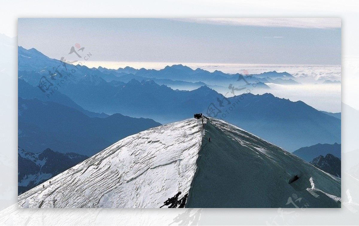 登山者在白朗峰峰顶庆祝图片