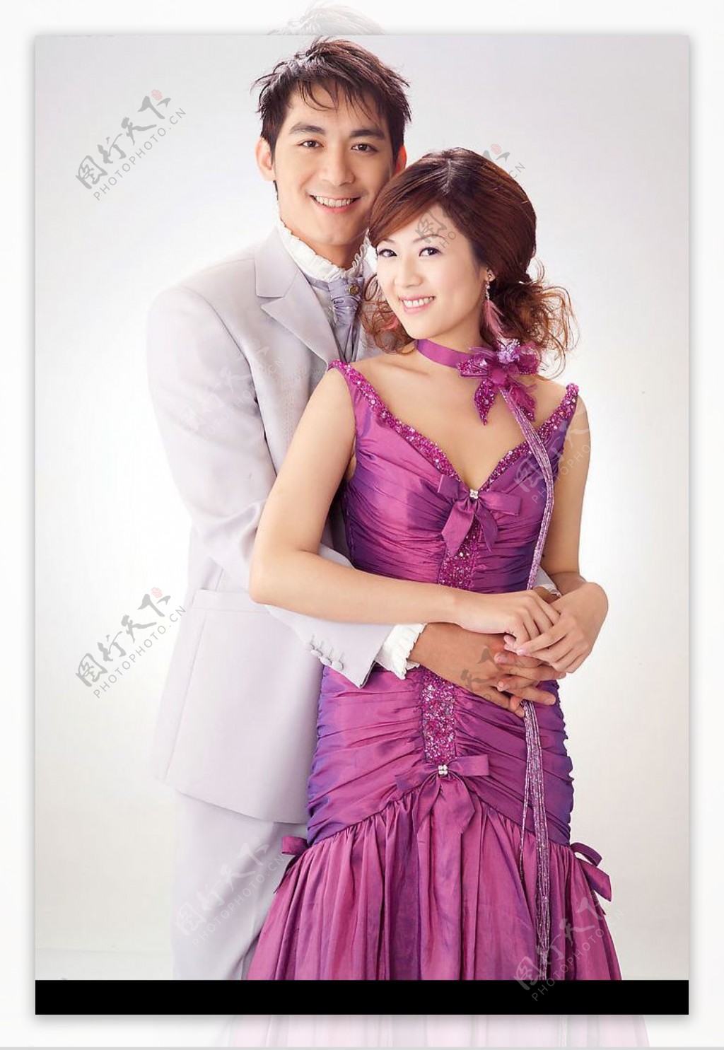 古典而时尚的婚纱高贵紫图片