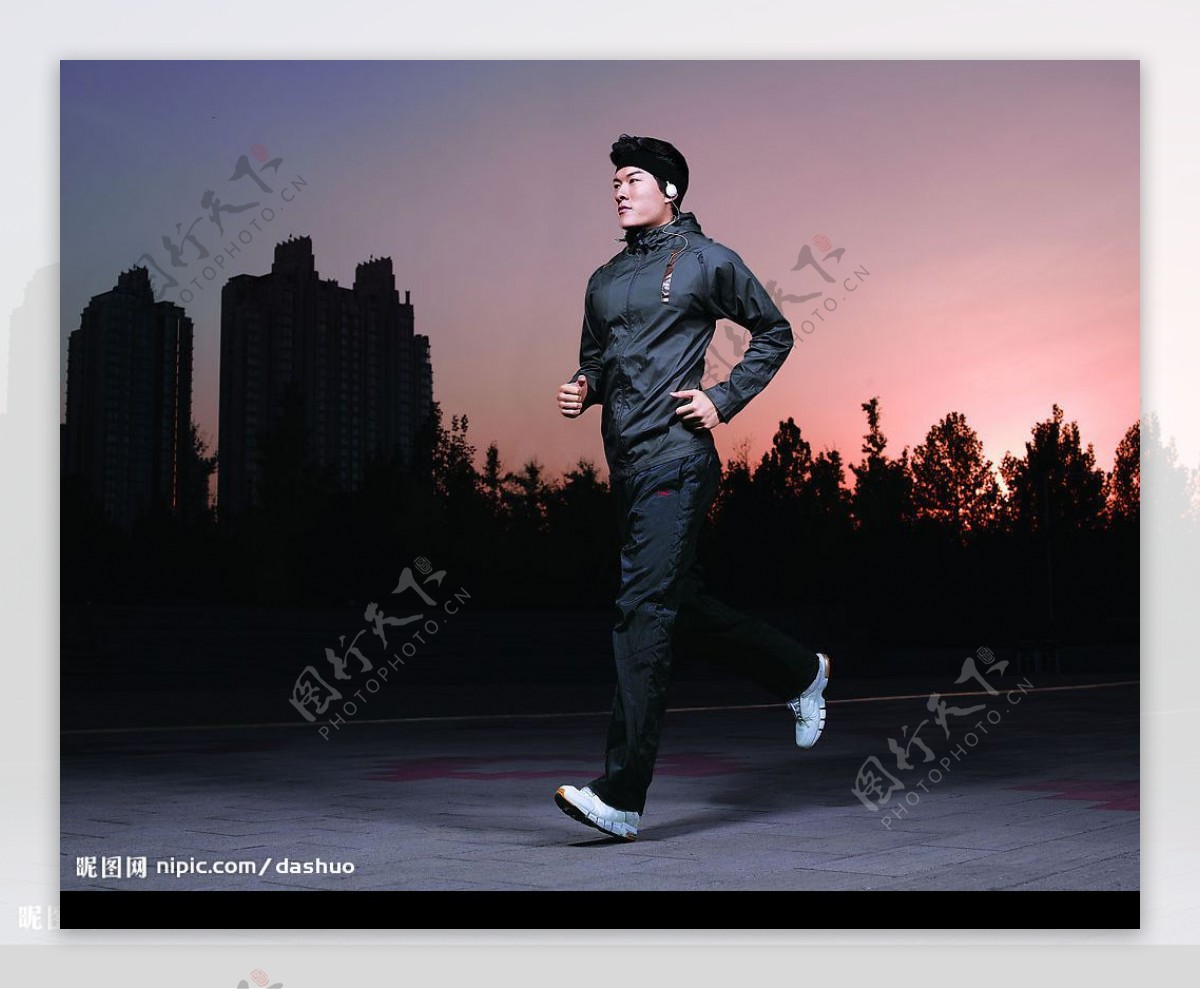 李宁跑步鞋运动服傍晚户外图片