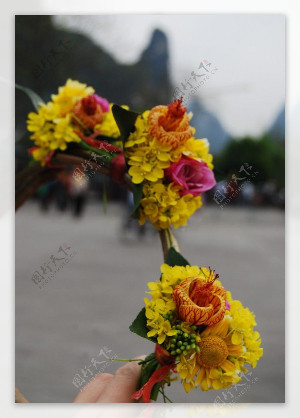 街上卖花. 人造墓地花. 花店细节. 塑料花 库存图片. 图片 包括有 批次, 花瓣, 火炮, 从事园艺 - 242497907