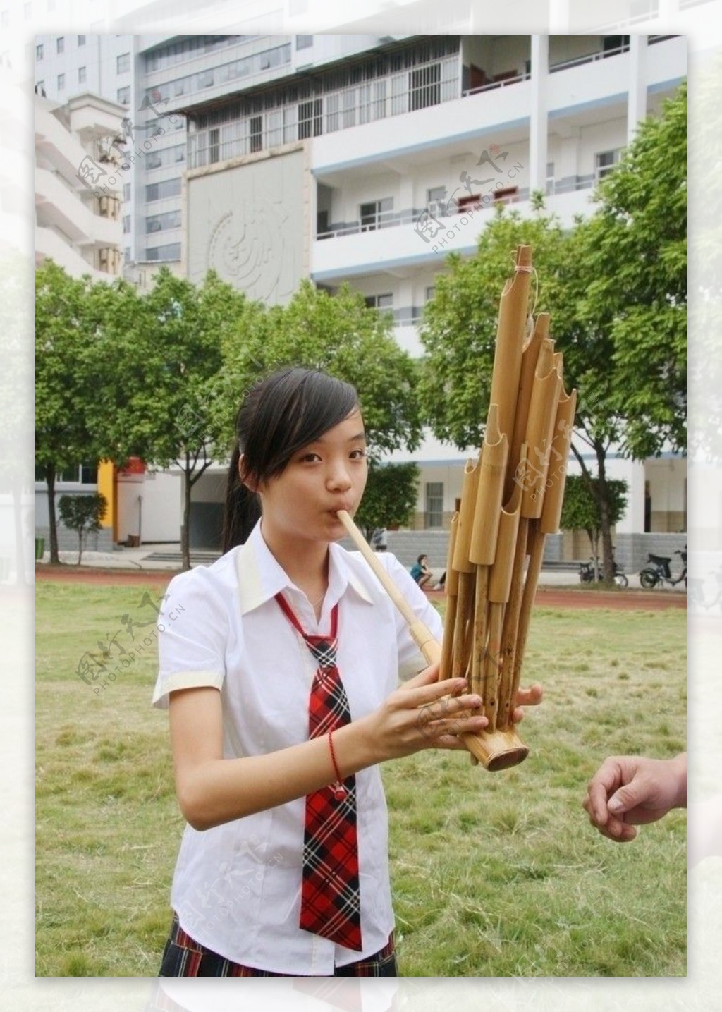 美女吹芦笙图片