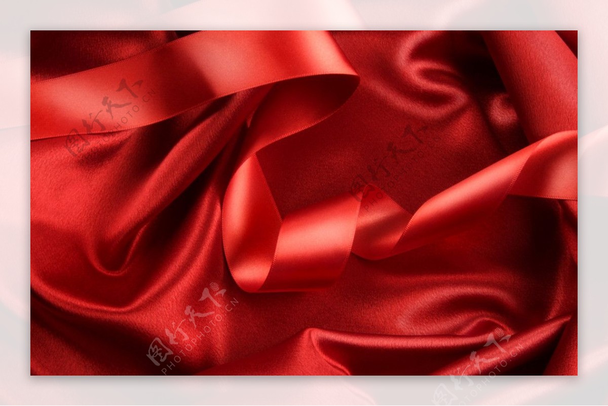 节日红色丝绸丝带图片
