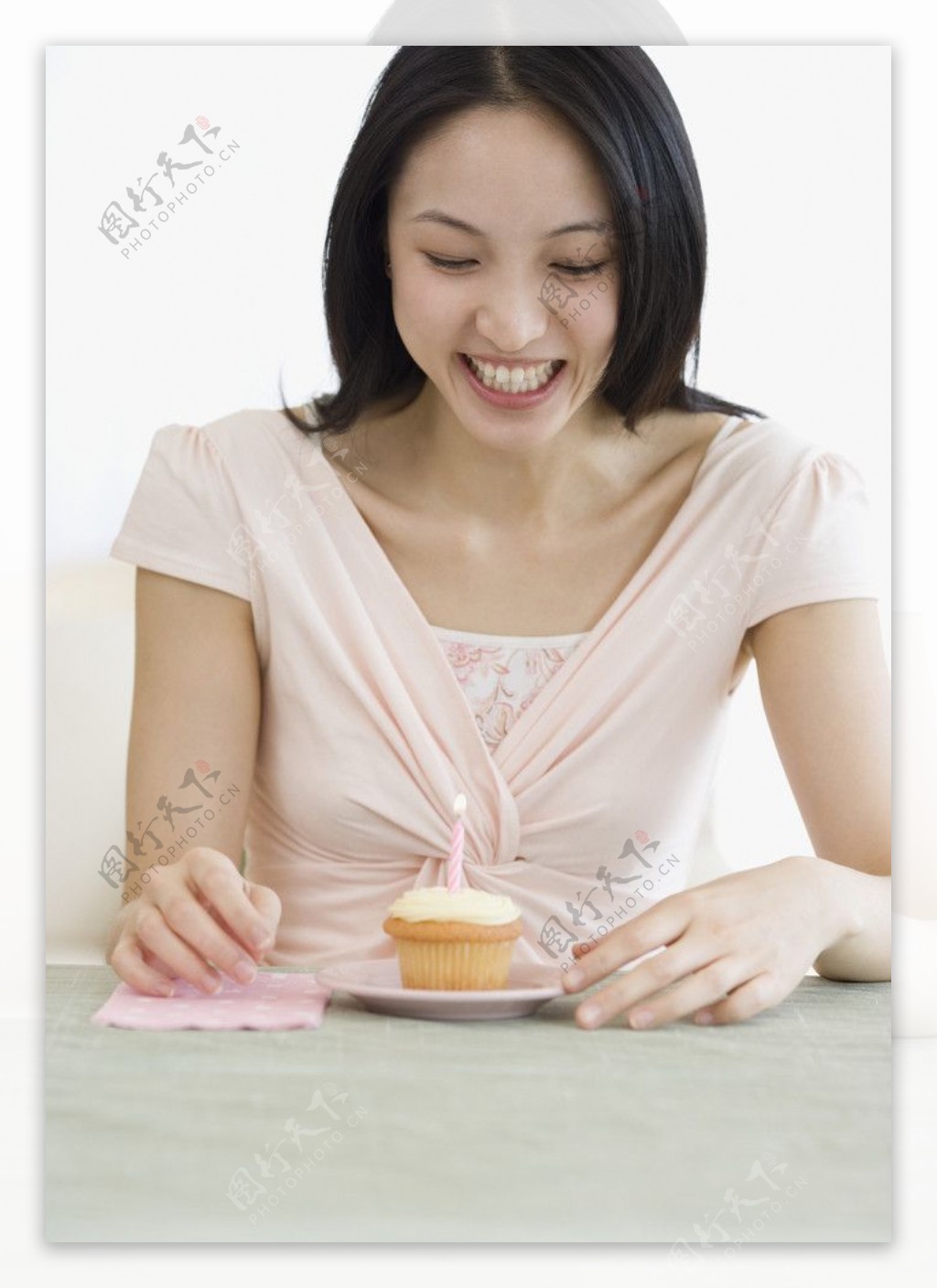 吃蛋糕的美女图片