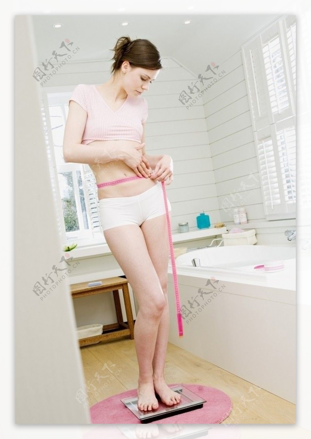 浴室测量腰围的女人图片