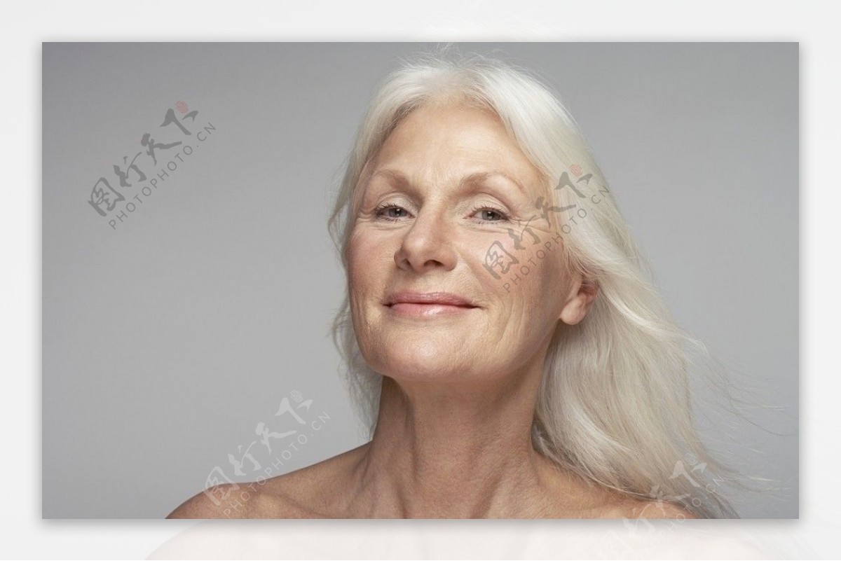 美容的老年妇女图片